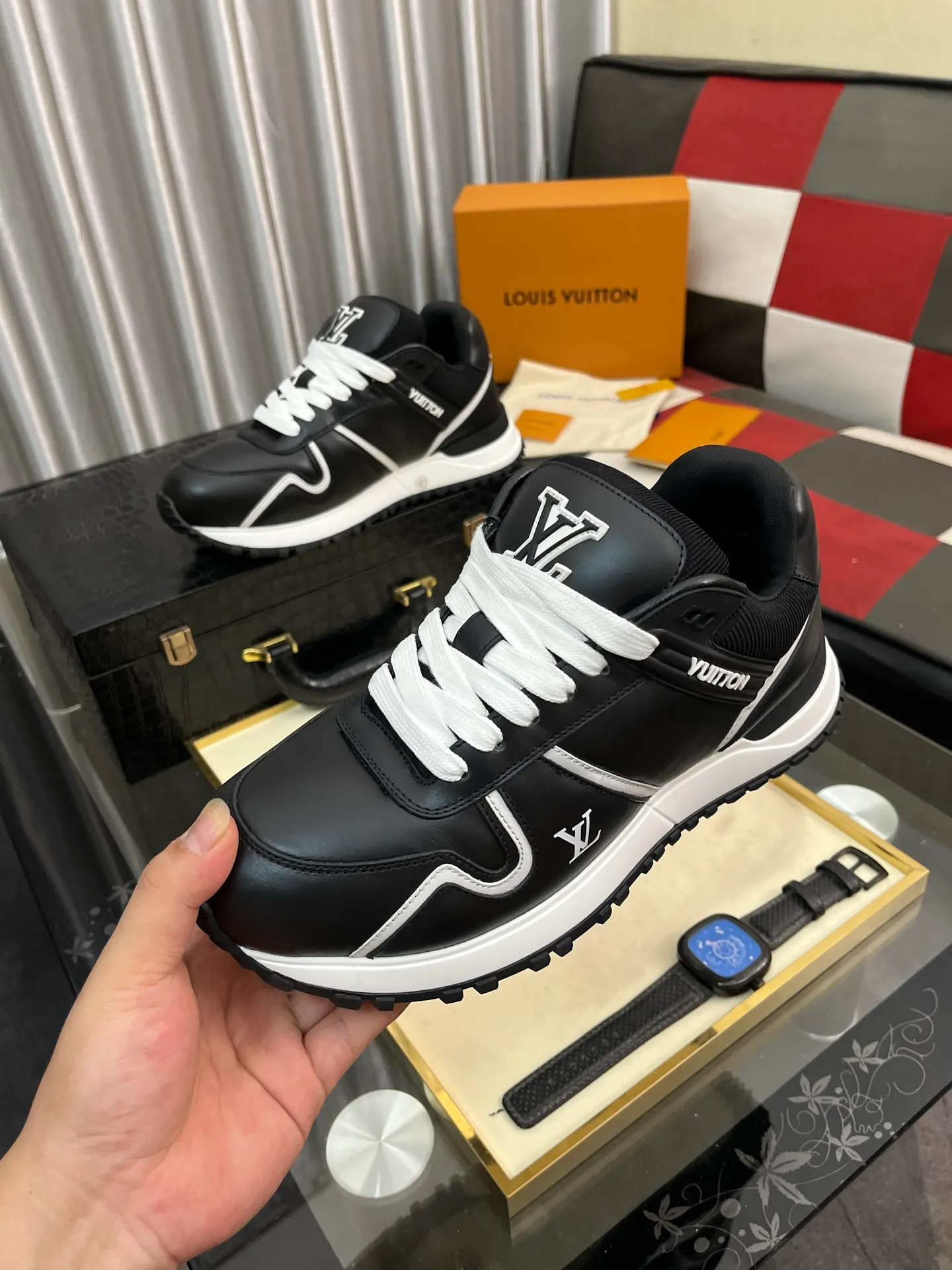 Men's Men's Shoes 💰760⌚️⌚️LV Classic men's sneakers are shipped. Lightweight thick-soled chubby bread shoes, super versatile and multiple styles are coming! This sneaker is made of smooth cowhide punching and grained cowhide stitching to create an elegant design. Grained cowhide is stitched with technical mesh, and smooth cowhide and grained cowhide are combined in multiple styles. The color is classic and versatile, and it can be easily integrated into various styles. The eye-catching LV letters are marked on the side of the shoe, the tongue is decorated with LV embroidered letter web logo, the brand logo is screen-printed on the heel, and the lightweight rubber outsole is embellished with Vuitton's personalized logo. The fabric-lined foot pads make your feet fashionable, handsome and versatile! Comes with full original packaging! Size: 35-46 (40 for women, 38.45.46 for men, customized)
